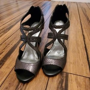 Tahari charcoal gray/silver heels size 7